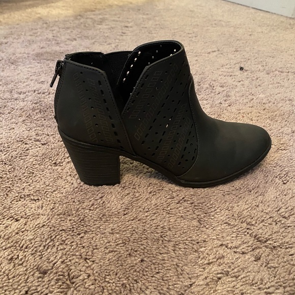 Black heels - Picture 3 of 4